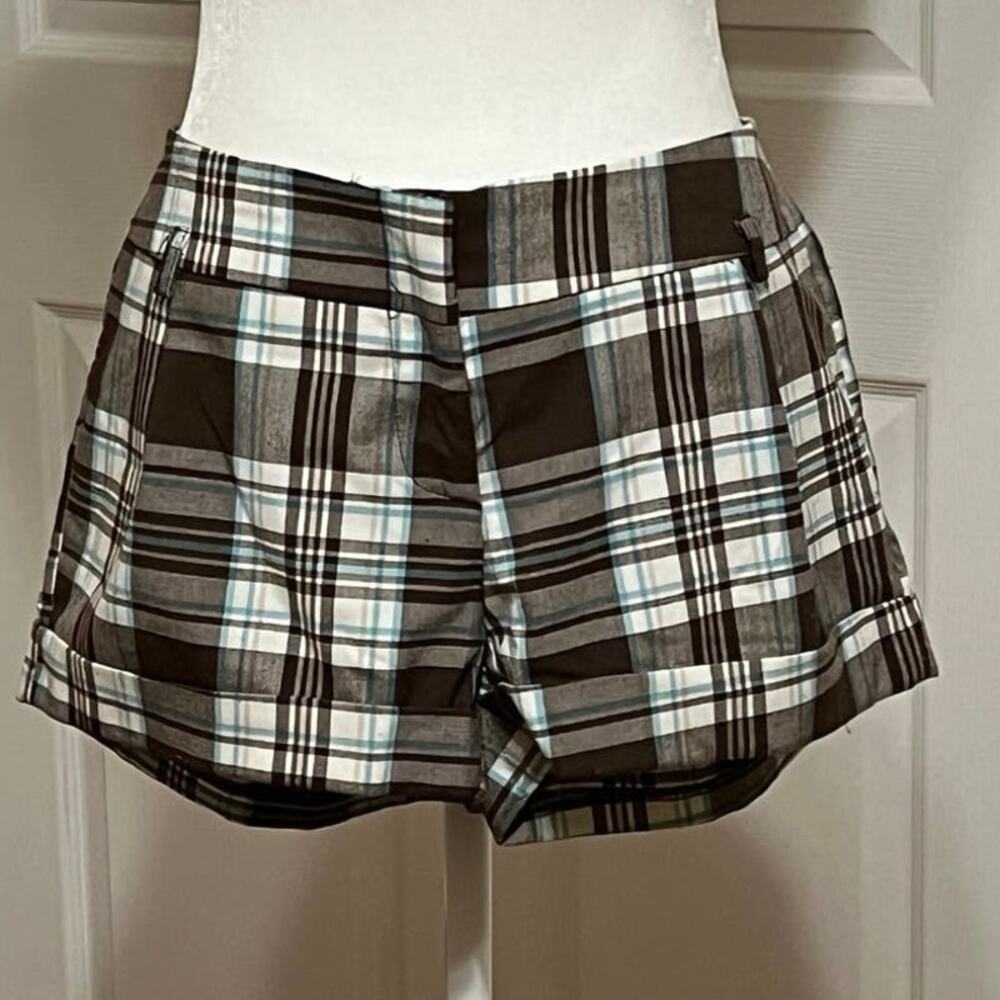 2b Clothing plaid short shorts, women’s size L. Cuffed, front zip, mid rise.